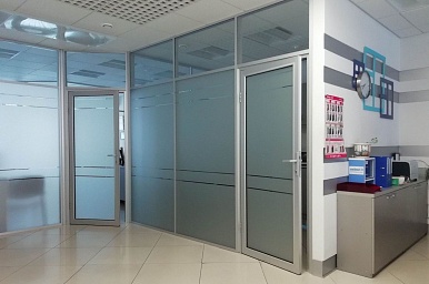 Алюминиевая офисная дверь с матовой плёнкой и глухой фрамугой 1100*2800 мм